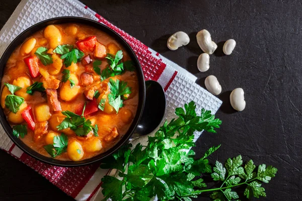 Vit Bönsoppa Med Potatis Tomater Paprika Och Bacon Svart Keramikskål — Stockfoto