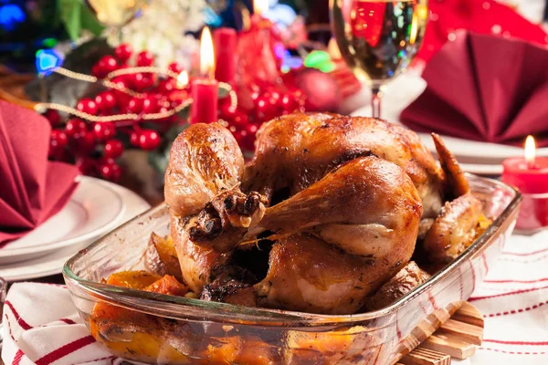 Gebackenes Oder Gebratenes Hühnchen Auf Dem Weihnachtstisch Weihnachtsessen — Stockfoto