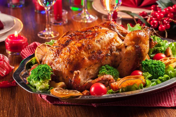 Печёная Жареная Целая Курица Рождественском Столе Рождественский Ужин — стоковое фото