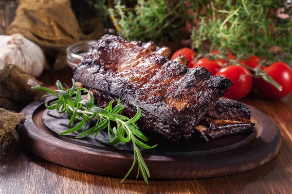 Pittige Gegrilde Varkensribbetjes Geserveerd Snijplank — Stockfoto