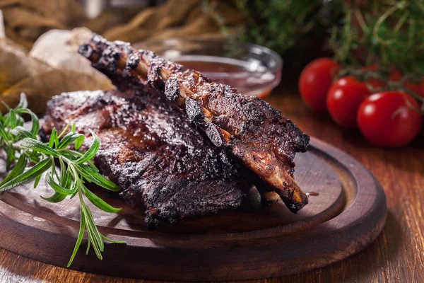 Pittige Gegrilde Varkensribbetjes Geserveerd Snijplank — Stockfoto