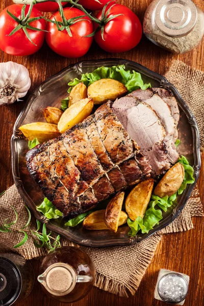 Lomo Cerdo Asado Con Patatas Hierbas Horneadas Plato —  Fotos de Stock