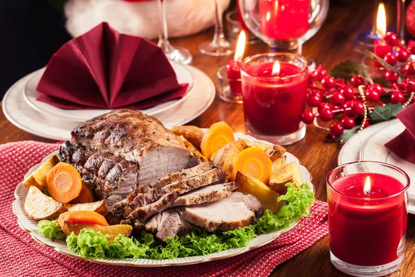 Lombo Maiale Arrosto Con Patate Forno Verdure Atmosfera Natale — Foto Stock