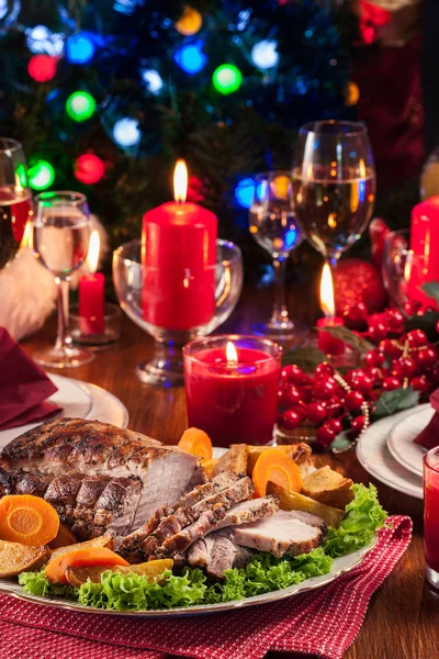 Geroosterde Varkensvlees Lendenen Met Gebakken Aardappelen Groenten Kerstsfeer — Stockfoto