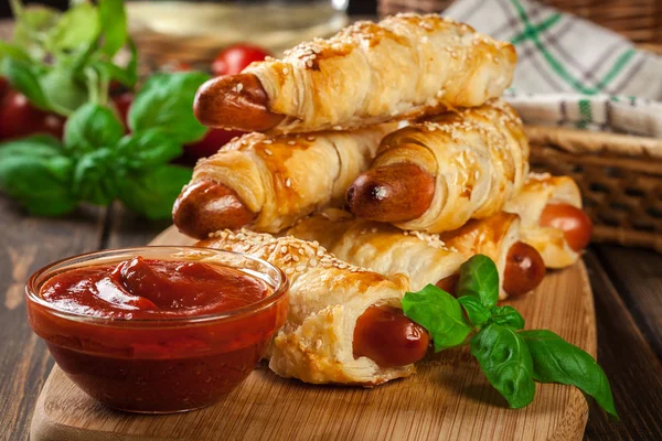 Walcowane Hot Dog Kiełbasy Pieczone Ciasto Francuskie Pokładzie Cięcia — Zdjęcie stockowe