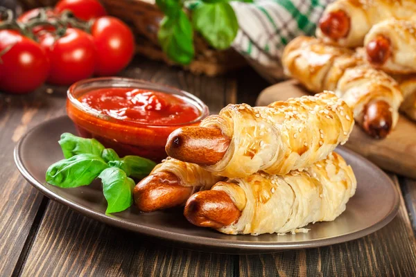 Würstchen Blätterteig Auf Braunem Teller Gebacken — Stockfoto