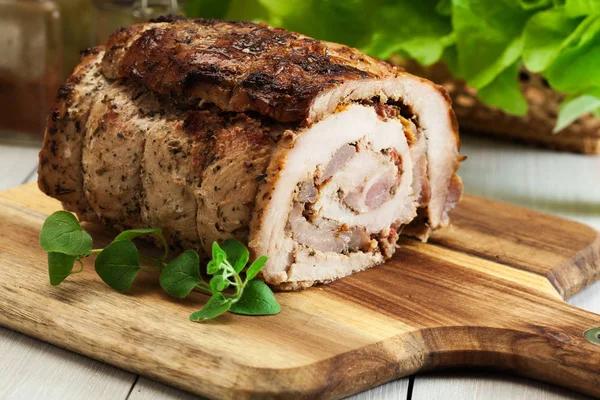 Geroosterde Varkensrolletjes Gevuld Met Ander Vlees Gedroogde Tomaten Snijplank — Stockfoto