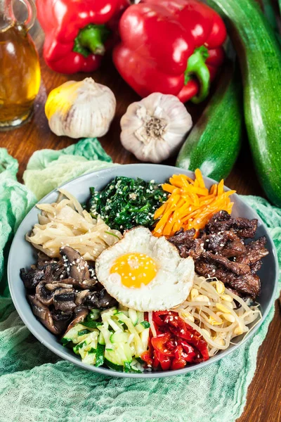 Bibimbap Rijst Met Rundvlees Groenten Traditionele Koreaanse Schotel — Stockfoto