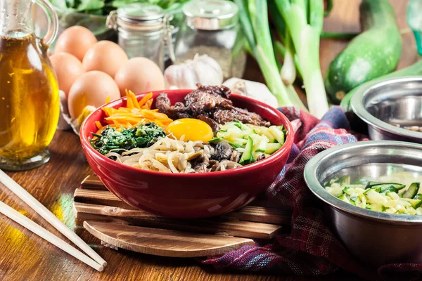 Bibimbap Rijst Met Rundvlees Groenten Traditionele Koreaanse Schotel — Stockfoto