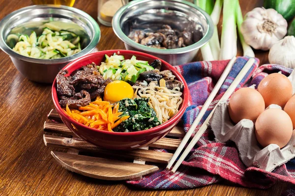 Bibimbap Pirinç Sığır Eti Sebze Ile Geleneksel Kore Yemeği — Stok fotoğraf