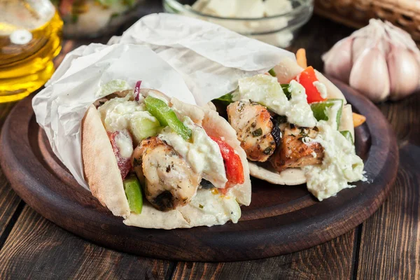 Gyros Souvlaki Envuelto Pan Pita Con Papas Fritas Plato Griego — Foto de Stock