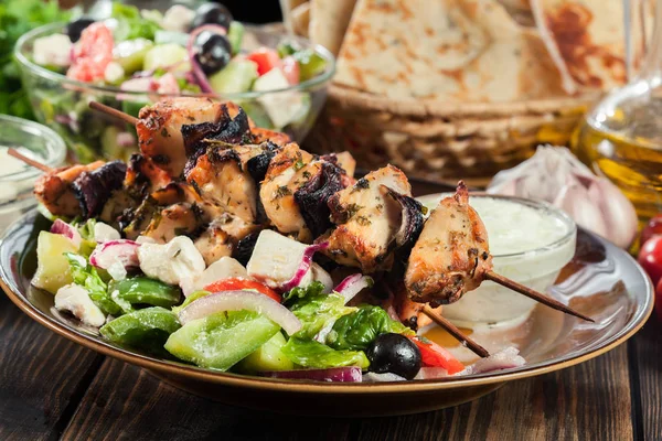 Souvlaki Frango Com Batatas Fritas Molho Tzatziki Prato Grego Uma — Fotografia de Stock