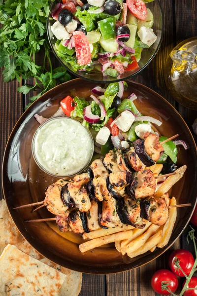 Souvlaki 配薯条和 Tzatziki 盘子上的希腊菜 顶部视图 — 图库照片