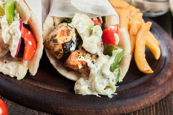 Gyros Souvlaki Embrulhado Pão Pita Com Batatas Fritas Prato Grego — Fotografia de Stock