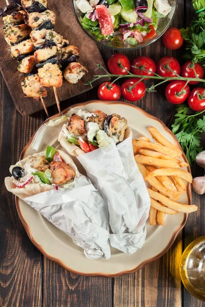 Gyros Souvlaki Owinięte Chlebie Pita Frytkami Greckie Danie Widok Góry — Zdjęcie stockowe