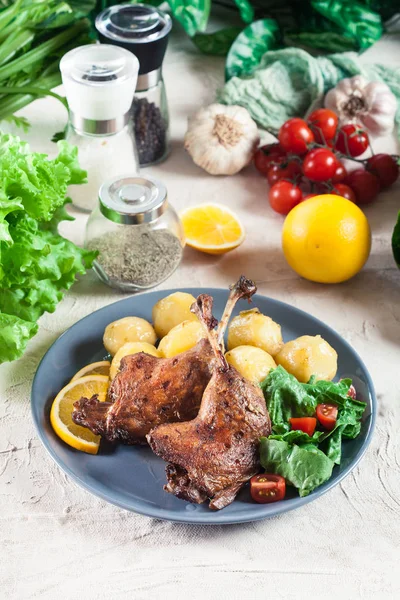 Benen Confit Van Eend Met Gekookte Aardappelen Sla Een Bord — Stockfoto