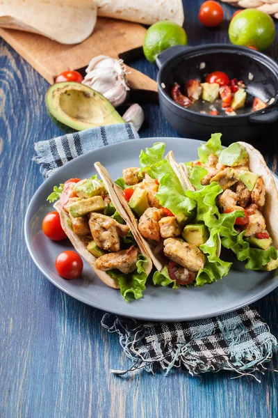Tacos Mexicanos Autênticos Com Frango Salsa Com Abacate Tomates Pimentas — Fotografia de Stock
