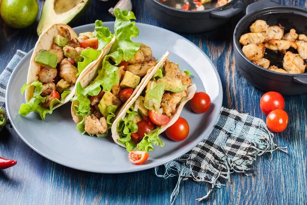 Authentieke Mexicaanse Taco Met Kip Salsa Met Avocado Tomaten Pepertjes — Stockfoto