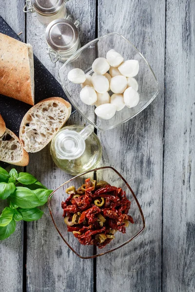 Ingredience Jsou Připraveny Přípravě Bruschetta Sušenými Rajčaty Olivami Sýrem Italská — Stock fotografie