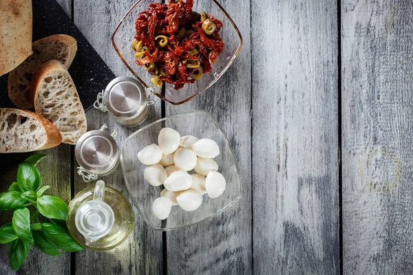 Ingredience Jsou Připraveny Přípravě Bruschetta Sušenými Rajčaty Olivami Sýrem Italská — Stock fotografie