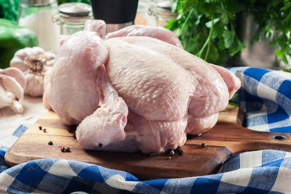 Hela Råa Kycklingen Trä Skärbräda Som Redo För Bakning — Stockfoto