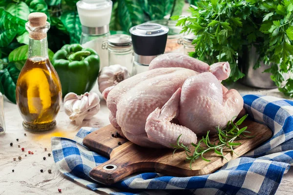 Frango Cru Inteiro Tábua Corte Madeira Pronta Para Assar — Fotografia de Stock