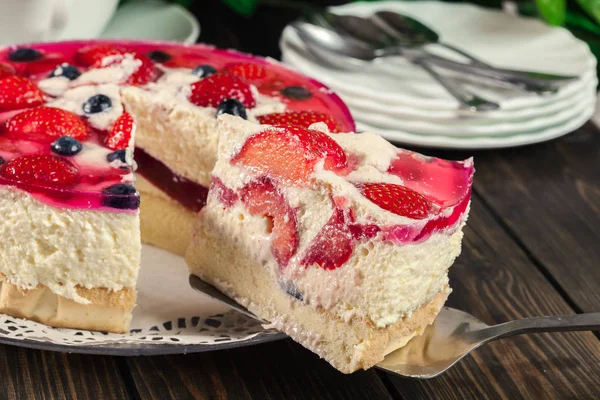 Cheesecake Met Aardbeien Bosbessen Gelei Een Plaat — Stockfoto