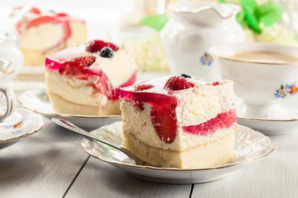 Μερίδες Του Cheesecake Φράουλες Βατόμουρου Και Ζελέ Σερβίρεται Φλιτζάνι Καφέ — Φωτογραφία Αρχείου