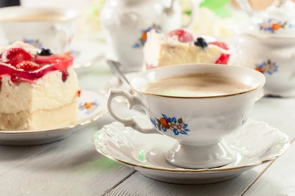 杯咖啡配草莓 蓝莓和果冻芝士蛋糕 — 图库照片