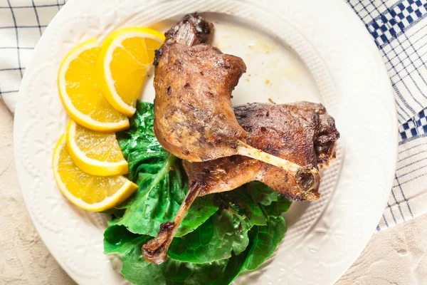 Patas Pato Confitadas Con Naranja Ensalada Plato Blanco —  Fotos de Stock