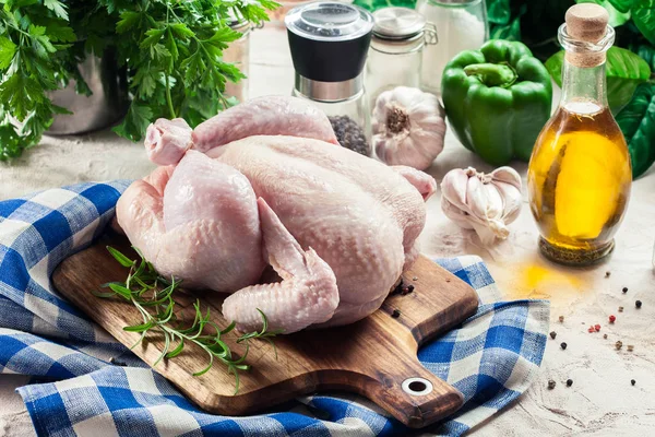 Tüm Çiğ Tavuk Pişirme Için Hazır Ahşap Kesme Tahtası Üzerinde — Stok fotoğraf