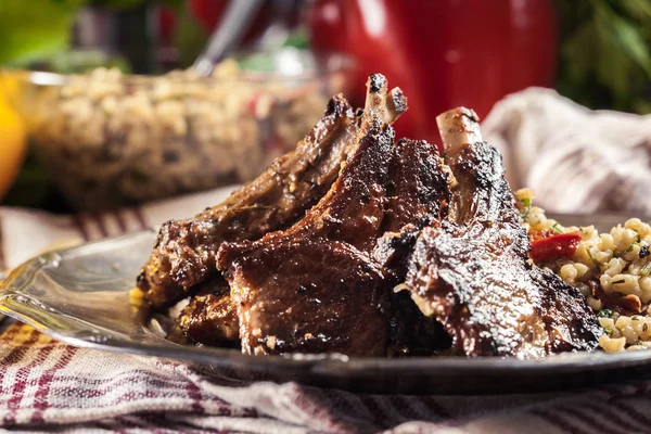 Geroosterde Lamsvlees Karbonades Geserveerd Met Bulgur Tarwe Eten Drinken Concept — Stockfoto