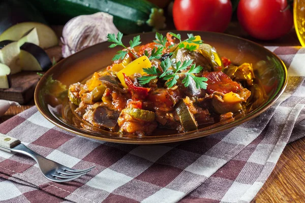 Ratatouille Ízletes Vegetáriánus Pörköltet Cukkini Padlizsán Paprika Hagyma Fokhagyma Paradicsom — Stock Fotó