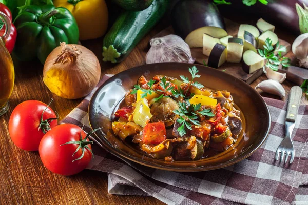 Ratatouille Delicioso Estofado Vegetariano Plato Hecho Calabacín Berenjena Pimientos Cebollas — Foto de Stock