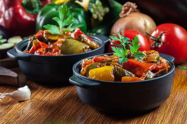 Ratatouille Delicioso Estofado Vegetariano Plato Hecho Calabacín Berenjena Pimientos Cebollas — Foto de Stock