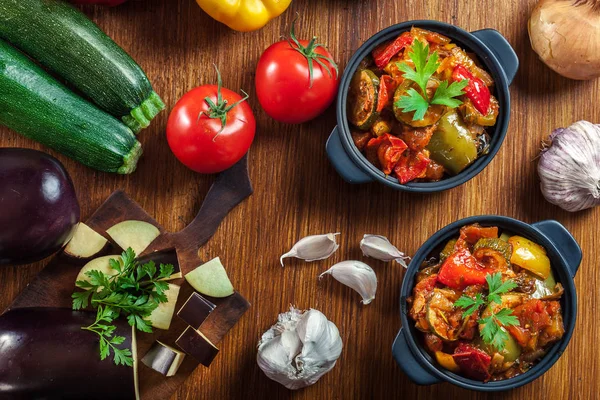 Ratatouille Lahodné Vegetariánské Ragú Jídlo Cukety Lilku Paprik Cibule Česnekem — Stock fotografie