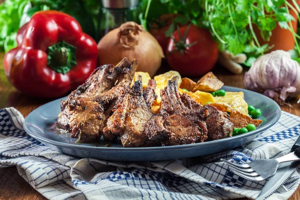 Geroosterde Lamsvlees Karbonades Geserveerd Met Gebakken Aardappelen Eten Drinken Concept — Stockfoto