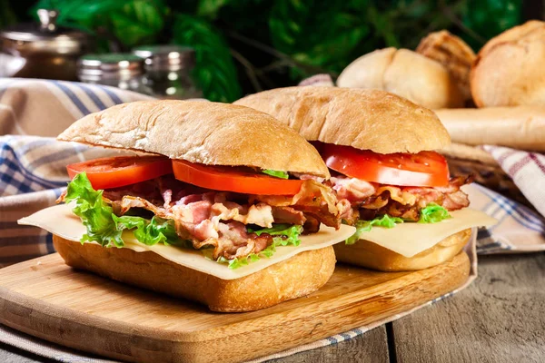 Ciabatta Sandwich Mit Geräuchertem Speck Käse Und Tomaten Auf Einem — Stockfoto