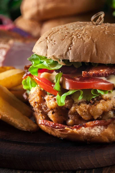 Chickenburger Met Bacon Sla Tomaat Kaas Geserveerd Met Patat Bier — Stockfoto