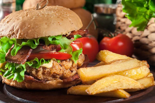 Lækker Burger Med Kylling Bacon Tomat Ost Salat Serveret Med - Stock-foto