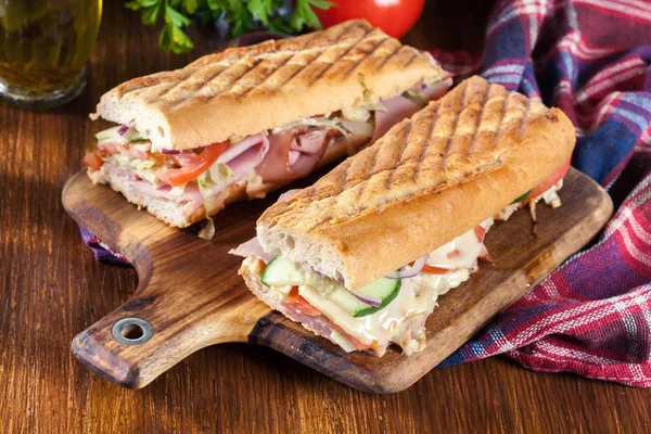 Sanduíches Torrados Com Presunto Queijo Tomate Repolho Pepino Prato Delicioso — Fotografia de Stock