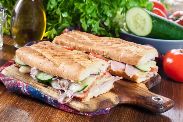 Sanduíches Torrados Com Presunto Queijo Tomate Repolho Pepino Prato Delicioso — Fotografia de Stock