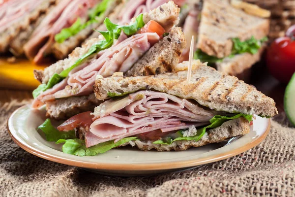 Ristede Sandwich Med Skinke Ost Andet Frisk Lækker Skål - Stock-foto