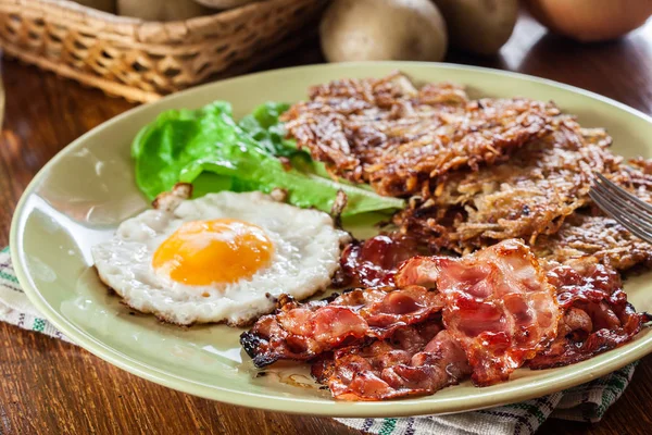 Hash Browns Aardappelpannenkoekjes Met Krokant Gebakken Bacon Gebakken Engels Amerikaans — Stockfoto