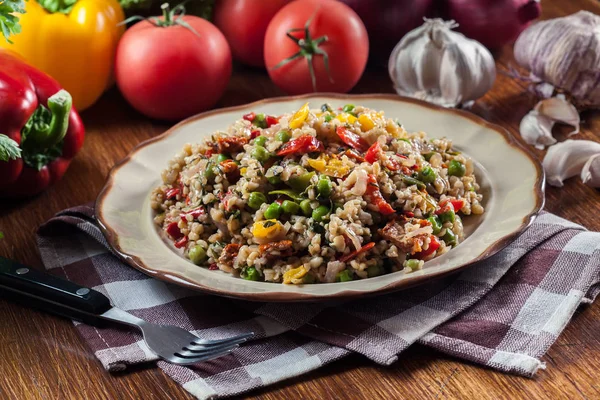 Bulgur Salát Zeleninou Zahrnuje Paprika Rajčata Cuketu Lilek Cibuli Petržel — Stock fotografie