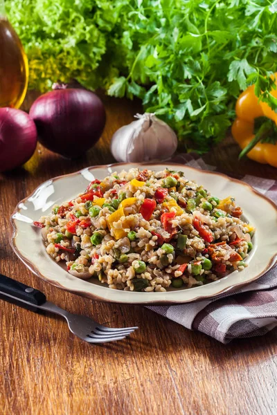 Bulgur Saláta Zöldségekkel Ide Tartozik Harangbors Paradicsom Cukkini Padlizsán Hagyma — Stock Fotó