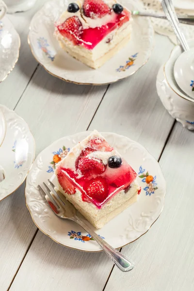 Porções Cheesecake Com Morangos Mirtilo Geléia Servidos Com Xícara Café — Fotografia de Stock