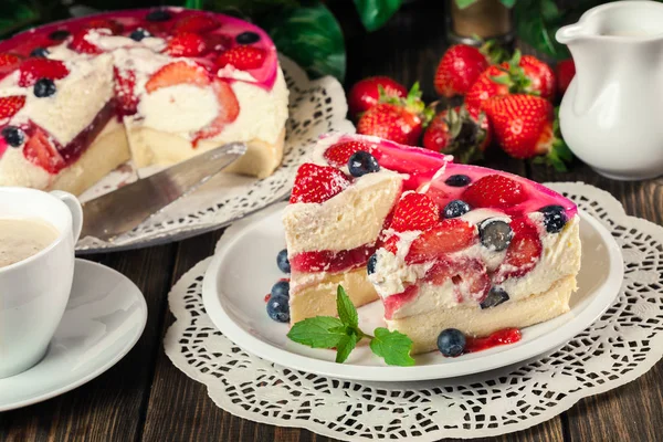 Porzione Cheesecake Con Fragole Mirtillo Gelatina Piatto — Foto Stock