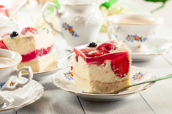 Portionen Käsekuchen Mit Erdbeeren Blaubeeren Und Gelee Serviert Mit Einer — Stockfoto