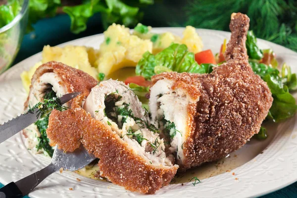 Frango Kiev Peito Frango Assado Com Purê Batatas Salada — Fotografia de Stock